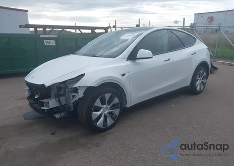 2024 Tesla Model Y Long Range Dual Motor All-Wheel Drive z USA, uszkodzony, nr VIN 7SAYGAEE6RF066823